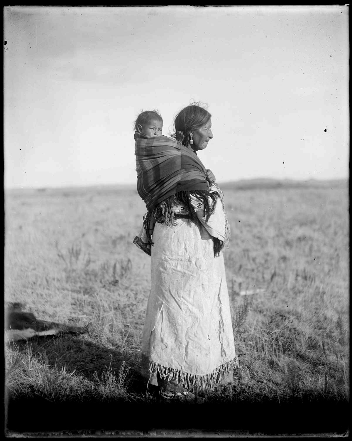 Sioux woman with child [RG2969.PH000002-000228]