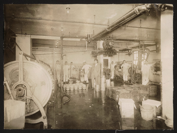 Interior of the Omaha plant, 1911 (RG4218.PH1-12)