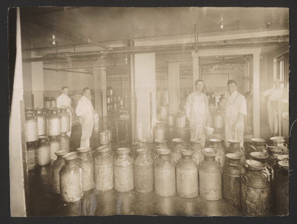 Milk can washing, Omaha plant, 1911 (RG4218.PH1-15)
