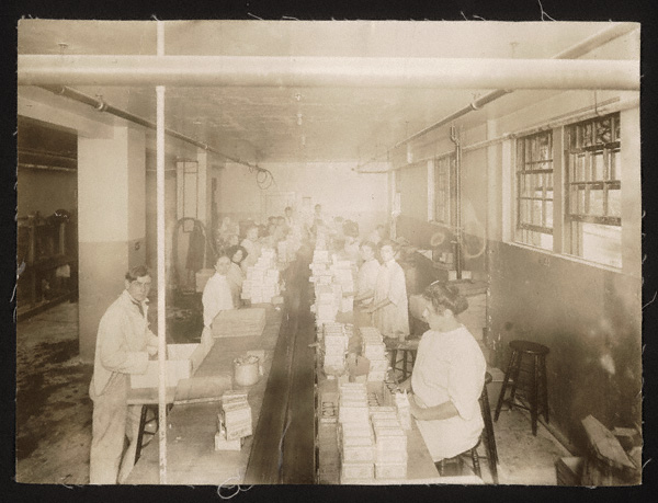 Butter packaging at the Omaha plant, 1911 (RG4218.PH1-16)