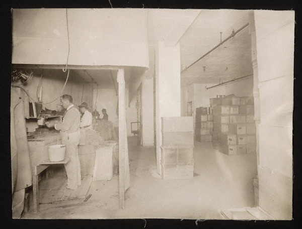 Egg cracking at the Omaha plant, 1911 (RG4218.PH1-17)