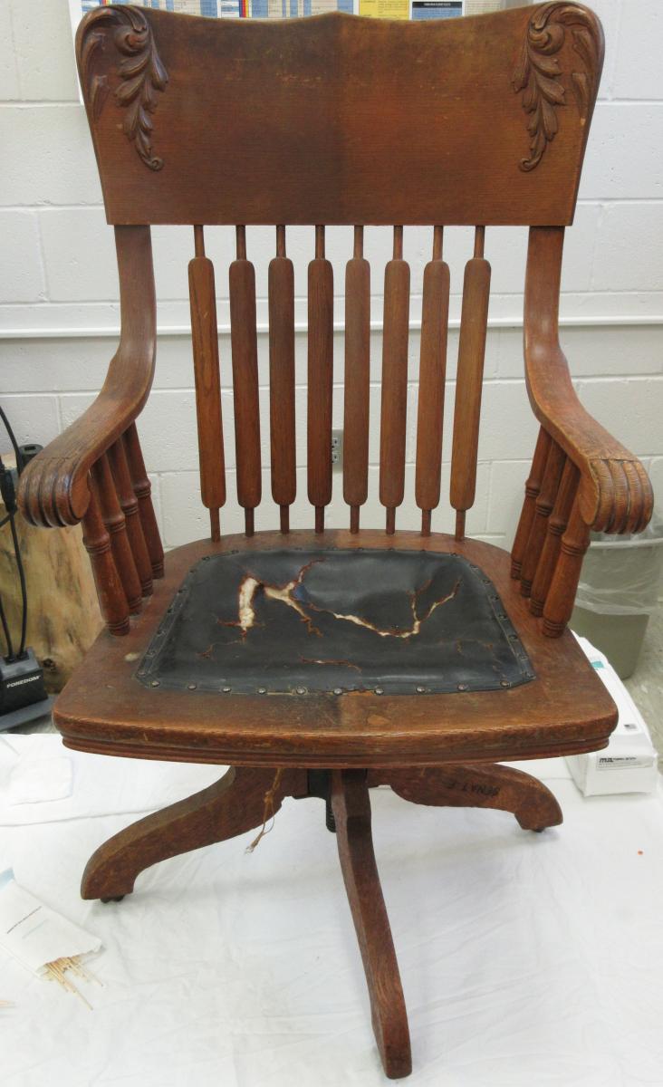 photo of the chair during treatment, right side cleaned, left side uncleaned