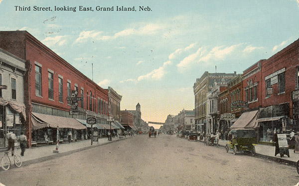 1915 Grand Island postcard - view down 3rd Street