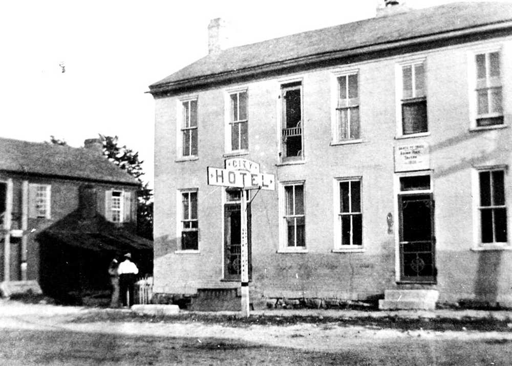 The Arrow Rock Tavern, 1912. Image source: https://www.hustontavern.com